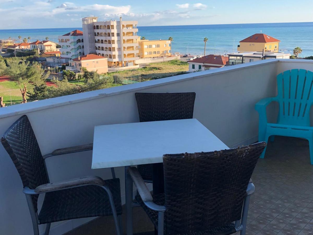 Attico Tacito Lägenhet Ventimiglia Exteriör bild