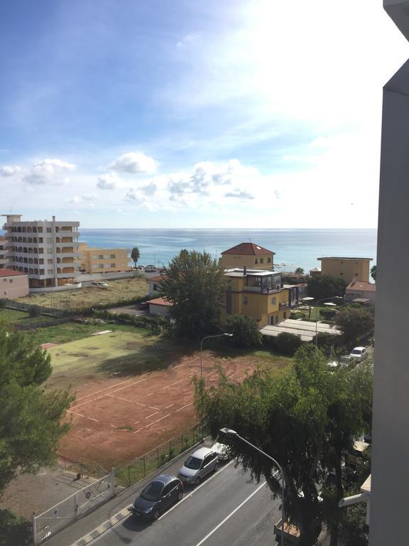 Attico Tacito Lägenhet Ventimiglia Exteriör bild
